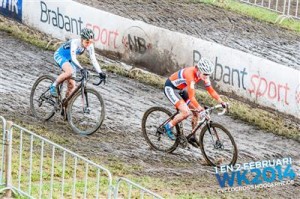 La italiana Lechner fue la única que pudo acompañar a Vos durante una vuelta.