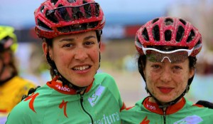 La gallega Susana Alonso y la francesa Muriel Bouhet, al término de la cuarta etapa. © ABR/Sportograf