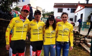 Pedro Romero, Alejandro Díaz de la Peña, Susana Alonso y Muriel Bouhet, con sus preciados maillots.