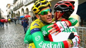 Barbero abraza a un compañero