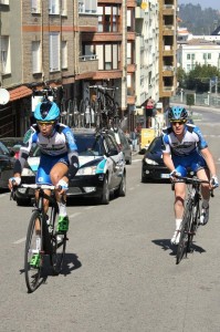 Barrientos lleva a Usabel hasta la meta.