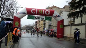 Héctor Abad, entrando en meta.