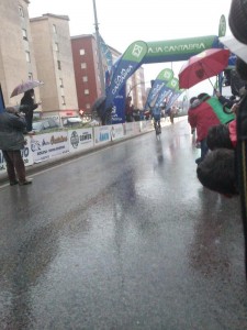 Mitxelena, entrando en meta bajo el diluvio.