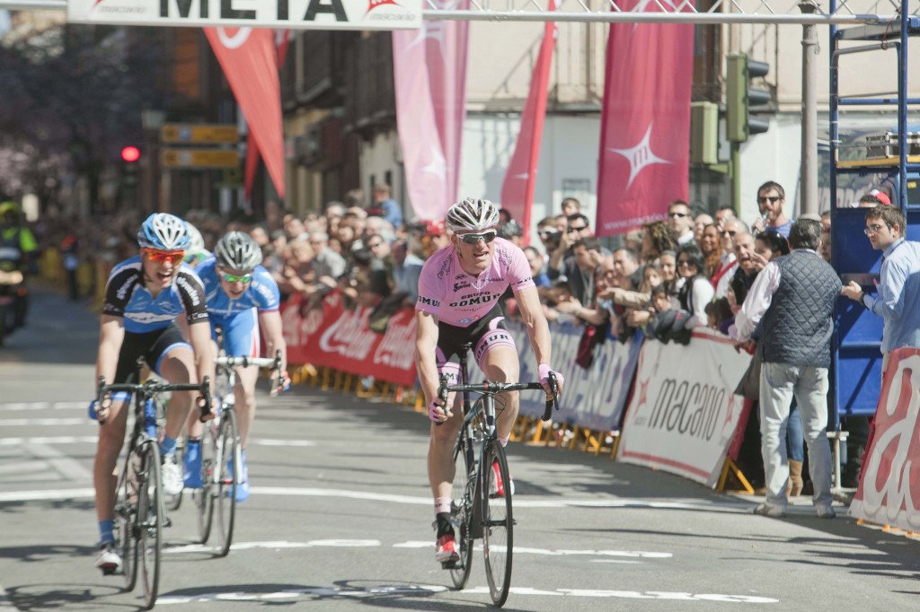 Nacho Pérez cruzando la línea de meta del GP Macario-Trofeo Ayuntamiento Alcalá de Henares.