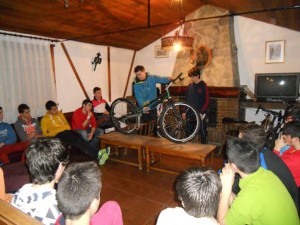 Las salidas en bicicletas se combinan con charlas sobre aspectos técnicos.