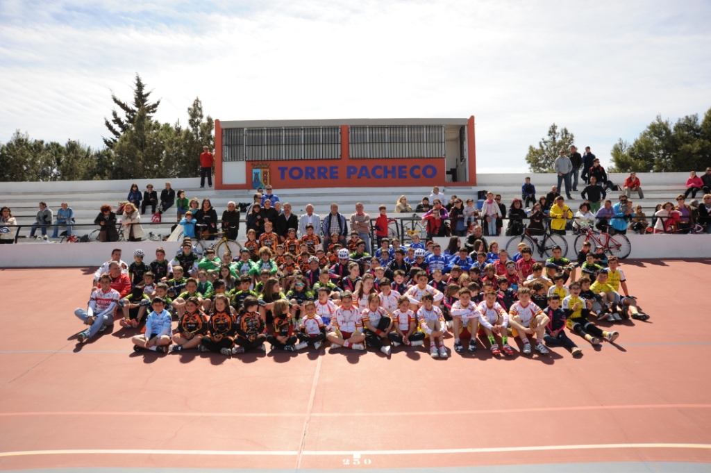 El velódromo de Torre Pacheco fue el escenario de la apertura de la temporada de escuelas.