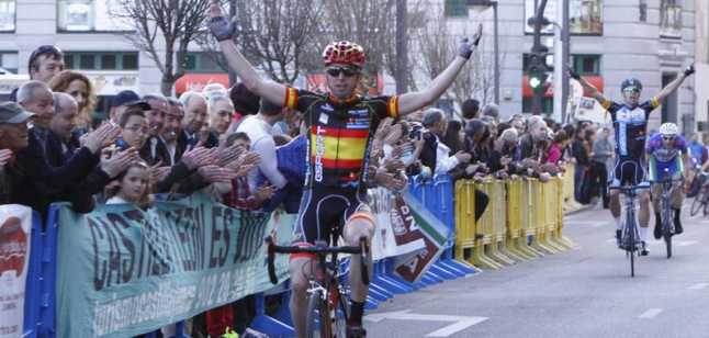 Iván Martínez cruzó así la meta en la Avenida Príncipe de Asturias. © Javier de la Fuente