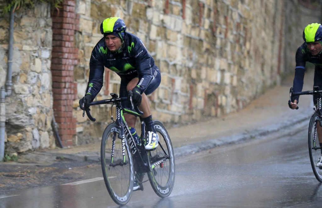 El empapado Lobato camino de San Remo © Movistar