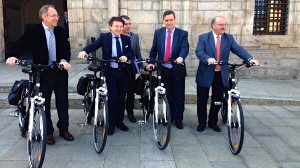 Las autoridades, en bici © RFEC