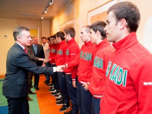Urkullu saluda a los ciclistas © Euskadi