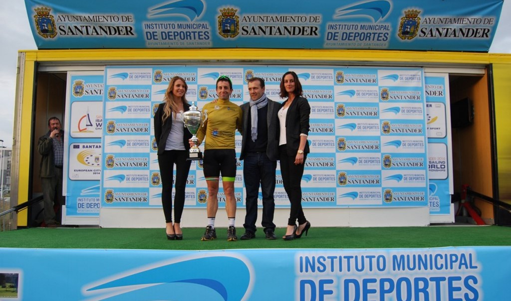 Carlos Fernández, en el podio con el maillot de líder. © Chuchi Paparazzi