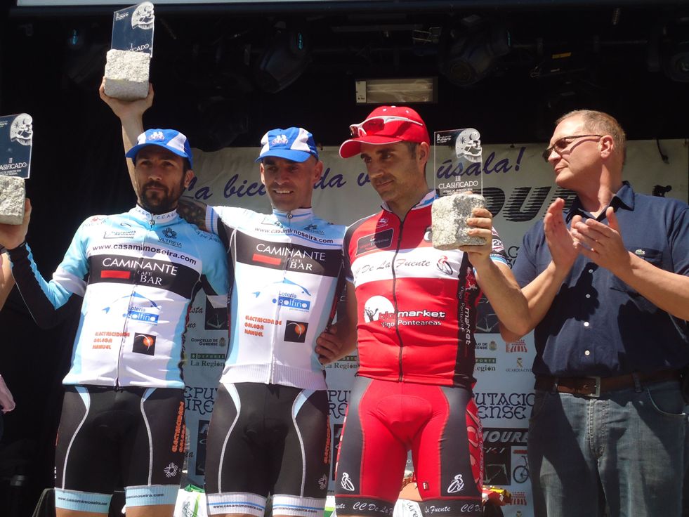 Francisco J. Mosquera, flanqueado en el podio por Abel Gómez y Juan J. Álvarez.