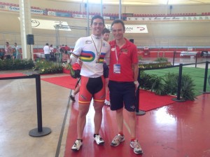 Alfonso Cabello, con su medalla de oro, junto a Félix García Casas. © RFEC