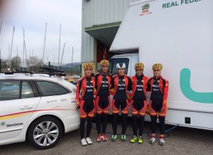 Las ciclistas sub-23, en Santoña.