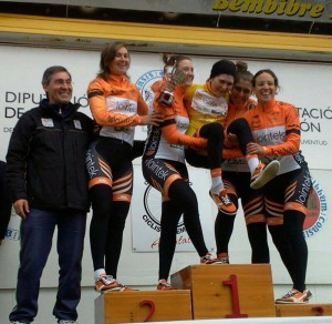 El Lointek celebró así su premio por equipos.