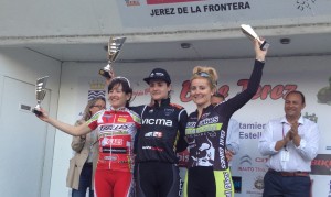 Lucía Vázquez, con Mercé Pacios y María Díaz.