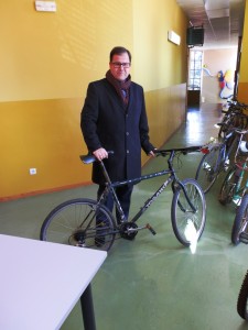 Salvador de Foronda posa con una de las bicicletas entregadas.