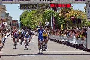 Así entraba en meta el ruso Zhuralev. © RFEC