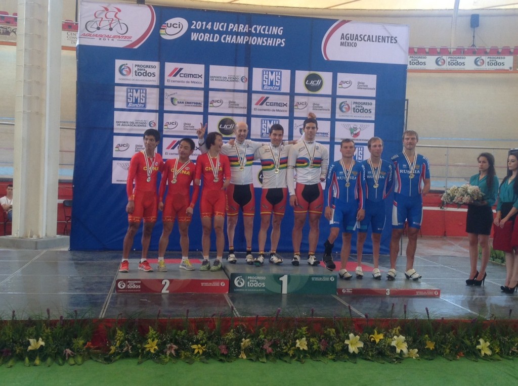 Podio final de la velocidad por equipos, en la que los representantes españoles se llevaron el oro. © RFEC