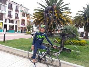 Castroviejo ante el monumento a Soler