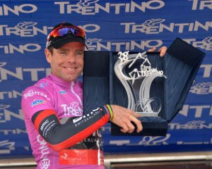 Cadel Evans, con su trofeo. © Giro Trentino