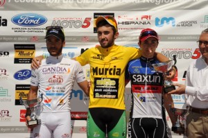 Podio júnior con César Sánchez acompañado por Juan J. Martínez e Iván Pons.