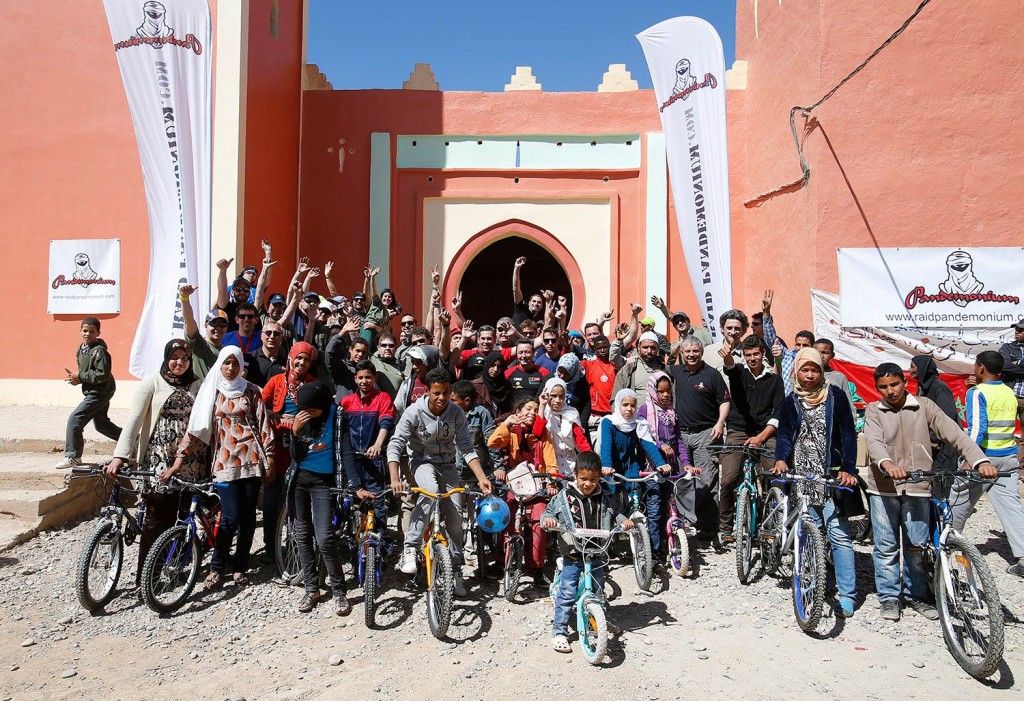 La entrega de las bicicletas se desarrolló a las puertas de la kasbah.