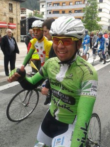 Adrián Alvarado, contento tras su victoria en Legazpi. © RFEC