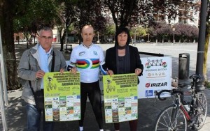 Granados, con el maillot de campeón mundial, con Irigoras e Eizagirre, de la organización del criterium. © diariovasco.com