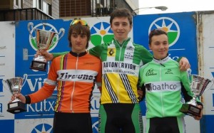 Musitu, Elosegui y Díaz, en el podio de Amurrio.