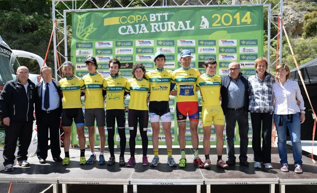 Los líderes del Trofeo Caja Rural subieron al podio de Estella. © Ander Otxoa