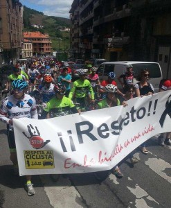 Los ciclistas, por las calles de Cangas. © Pepe Rodríguez