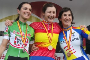 Raquel Acinas, acompañada por Rakel Mateo y Elisa Cazalla. © RFEC