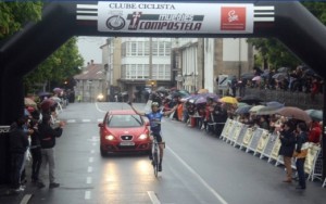 Samuel Magallaes, entrando en meta bajo la lluvia. © FGC