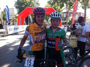 Susana Alonso, ganadora de la etapa, y Muriel Bouhet. que mantiene el liderato.