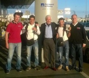 Los corredores del Androni enseñan su visado © twitter