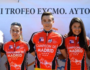 Rosalía Ortíz, Rocío García y Alberto Serrano, flamantes campeones madrileños. © FMC