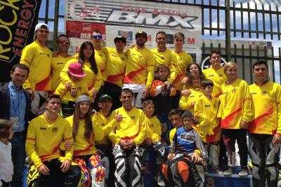 Los campeones de la Copa de España de BMX lucen sus maillots en el podio. © RFEC