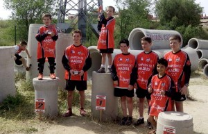 Los campeones subieron al original podio del Campeonato madrileño.