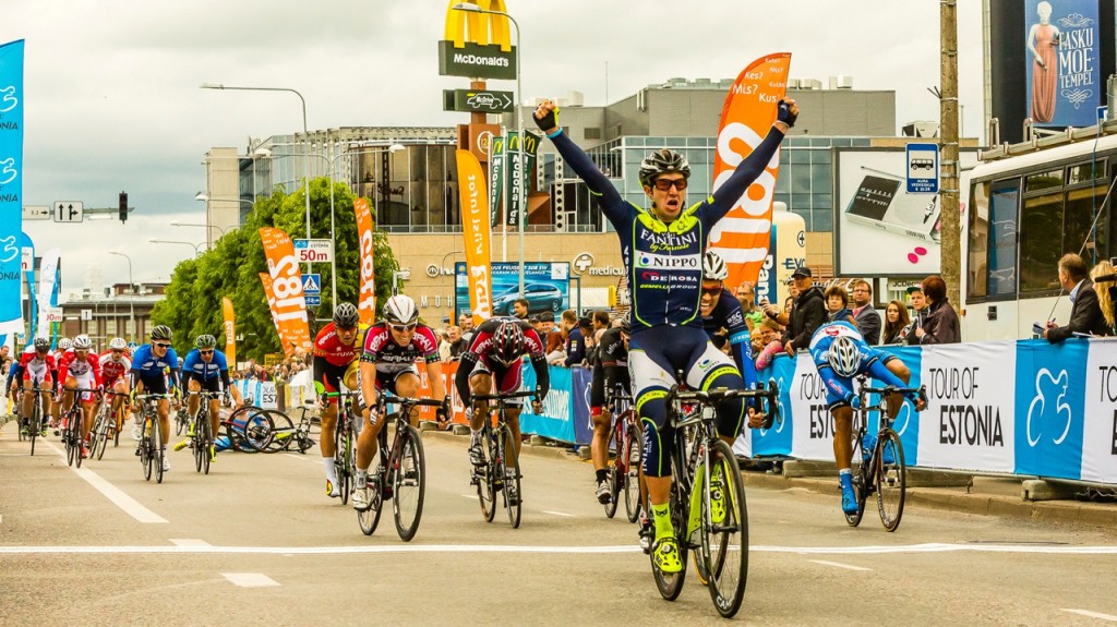 El tumultuoso sprint © Vuelta Estonia