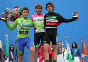 Alberdi, acompañado por Carbayeda  y Urkiola, en el podio.