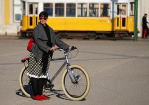mujer-bici-tranvia2