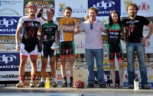 Bohuet, con el maillot de líder, acompañada por Alonso y Benítez.