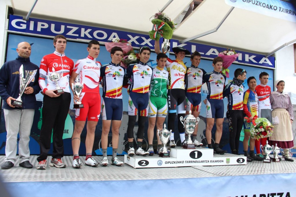 Podio con todos los ganadores de la Gipuzkoa Klasika.