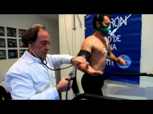 El Dr. Antonio Giner realizando una prueba de esfuerzo en la Unidad de Medicina Dep. de Quirón.