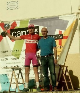 Diego, en el podio, con el maillot de campeón navarro. © FNC