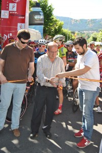 Corte de cinta del alcalde en la salida.