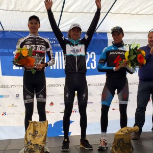 Mas, en el podio de la última etapa, en la que hizo tercero.