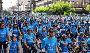 Los miles de participantes del XIX Día de la Bici de Pamplona. © Garzaron-Cordovilla