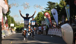 Así cruzaba Daniel Crespo la meta del Gran Premio Ciclista Excelentísimo Ayuntamiento de El Escorial.